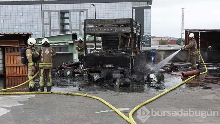 Otoparkta park halinde bulunan kamyonette yangın çıktı!