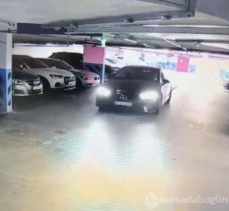 Vale müşterinin pahalı otomobiliyle otoparkta kaza yaptı!