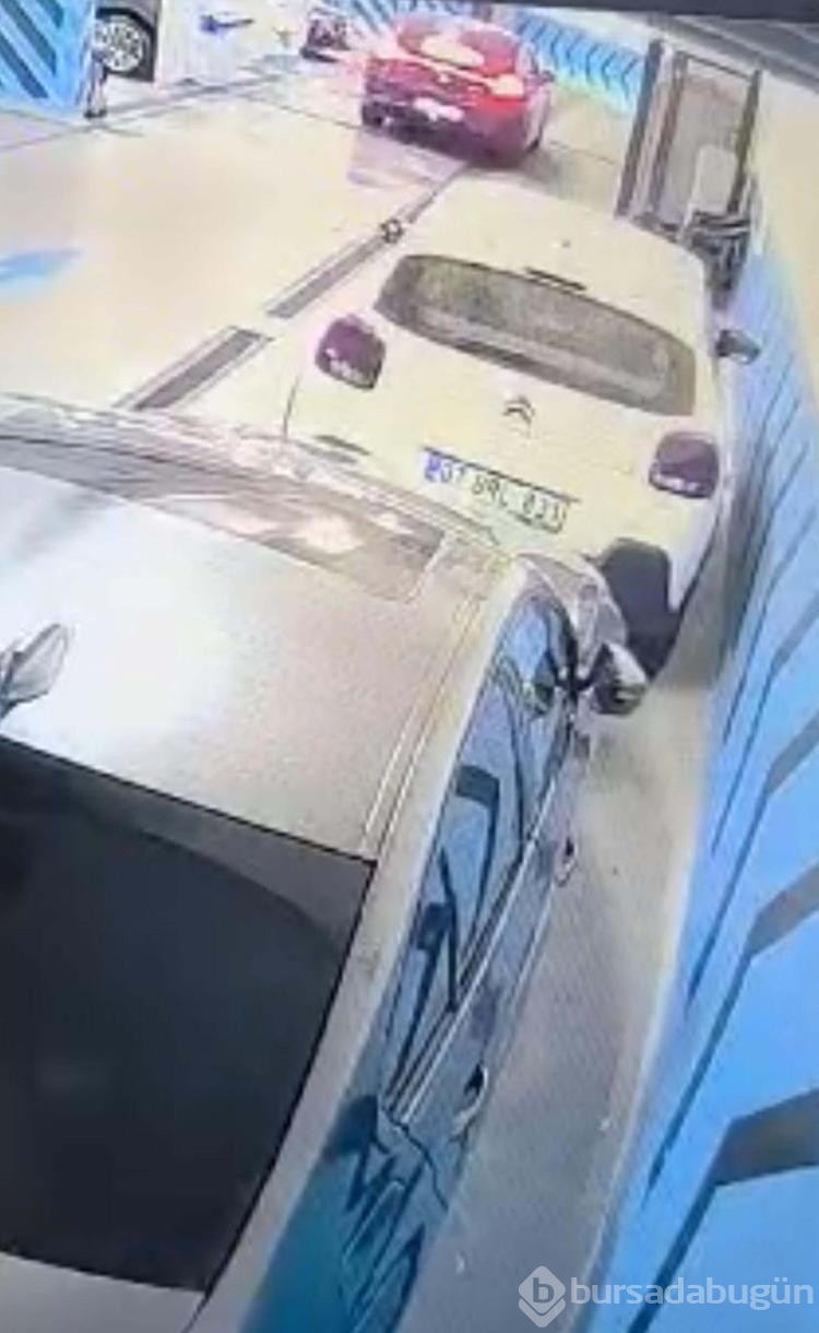 Vale müşterinin pahalı otomobiliyle otoparkta kaza yaptı!