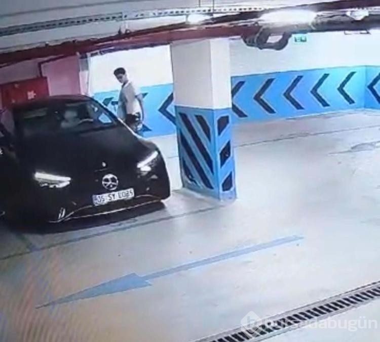 Vale müşterinin pahalı otomobiliyle otoparkta kaza yaptı!