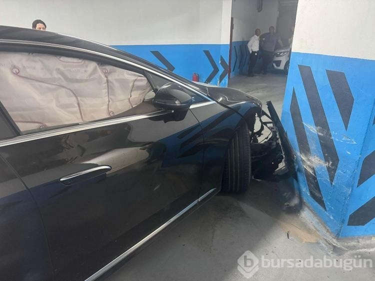 Vale müşterinin pahalı otomobiliyle otoparkta kaza yaptı!