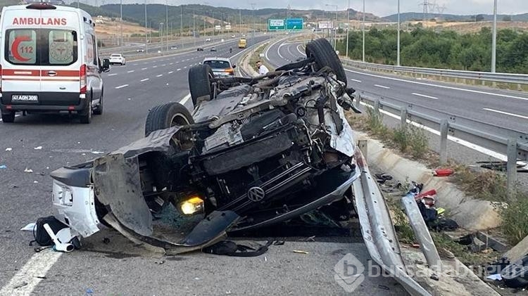 Otomobil yön tabelasına çarptı! Ölü ve yaralılar var