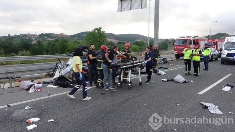 Otomobil yön tabelasına çarptı! Ölü ve yaralılar var