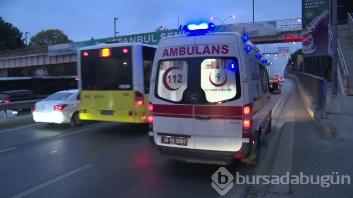 Başına direk düşen kişi yaralandı