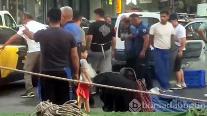 Başına direk düşen kişi yaralandı