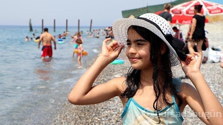 Van'da serinlemek isteyenler Van Gölü'ne akın ediyor!