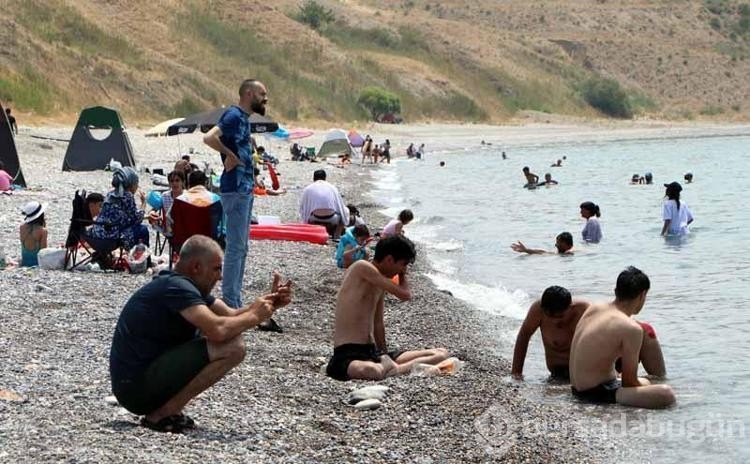 Van'da serinlemek isteyenler Van Gölü'ne akın ediyor!