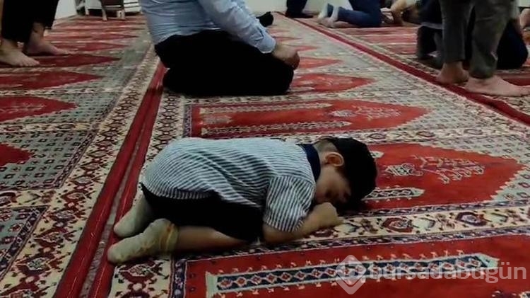 Babasıyla camiye giden küçük çocuk namaz kılarken uyuyakaldı!
