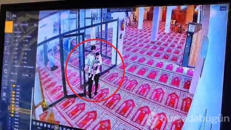 Babasıyla camiye giden küçük çocuk namaz kılarken uyuyakaldı!