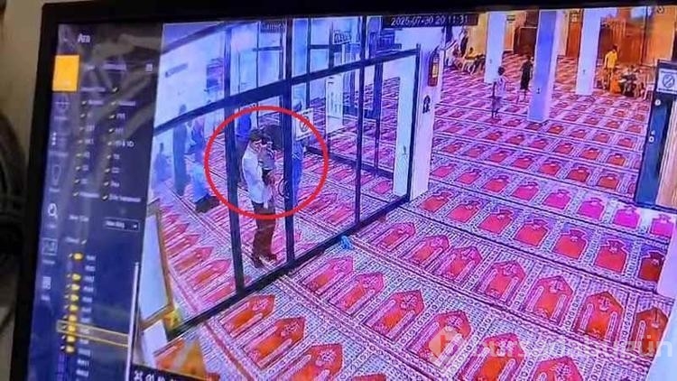 Babasıyla camiye giden küçük çocuk namaz kılarken uyuyakaldı!