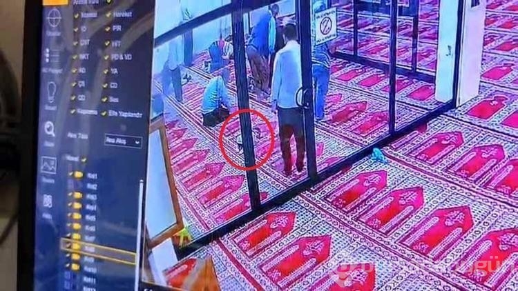 Babasıyla camiye giden küçük çocuk namaz kılarken uyuyakaldı!