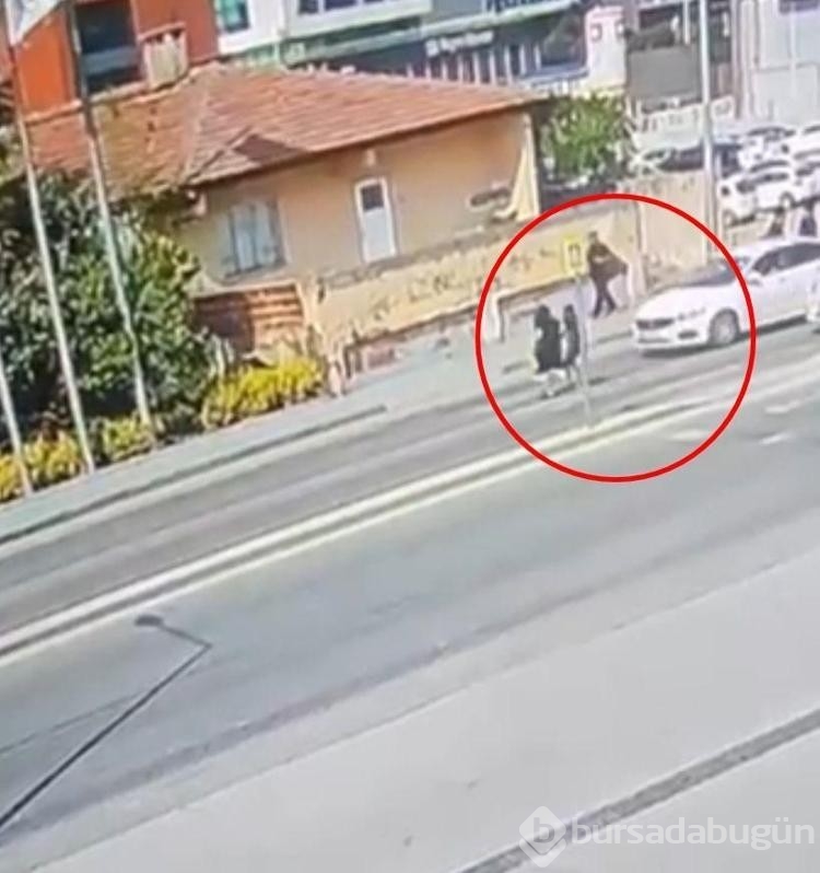 Kazada annesi ile birlikte yaralandı! Kendi acısını unutup annesine koştu