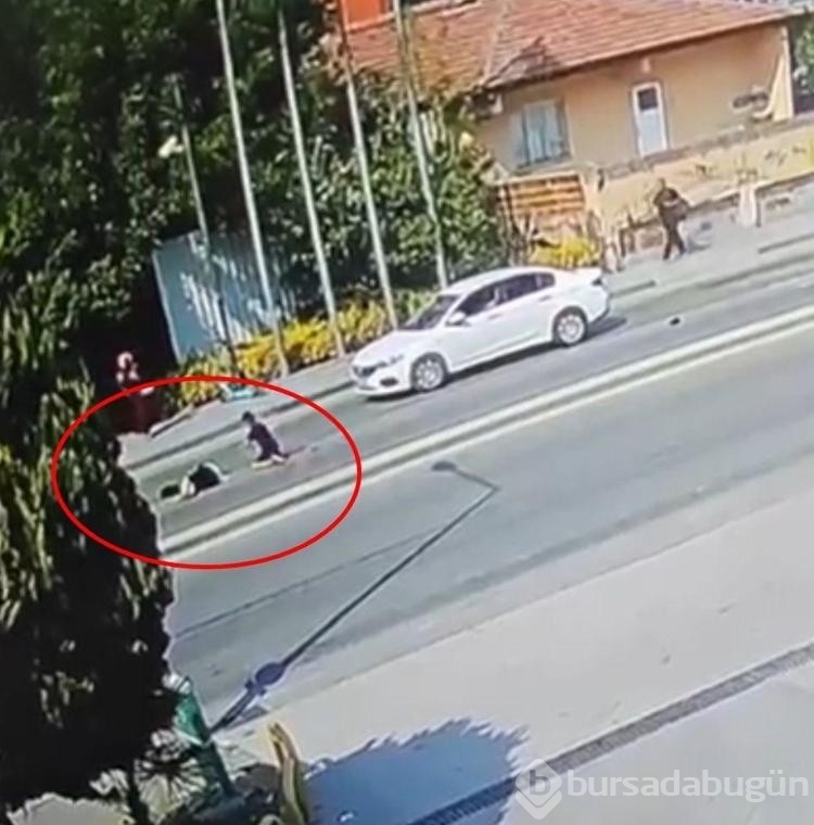 Kazada annesi ile birlikte yaralandı! Kendi acısını unutup annesine koştu