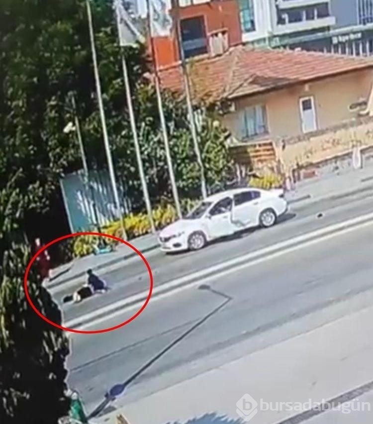 Kazada annesi ile birlikte yaralandı! Kendi acısını unutup annesine koştu