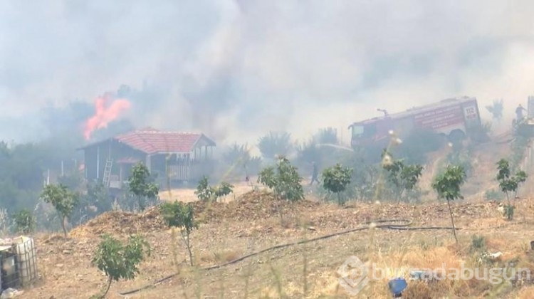 Tehlikeye rağmen eve sıçrayan yangını engellediler!
