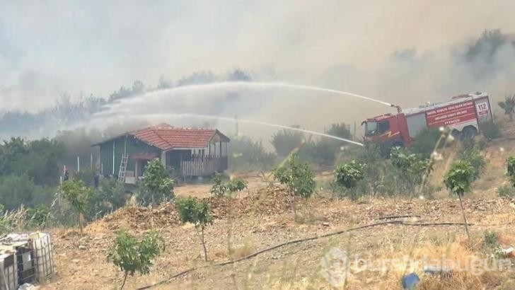 Tehlikeye rağmen eve sıçrayan yangını engellediler!