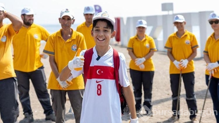 Küçük çocuk başlattığı temizlik akımı ile gönülleri fethetti!