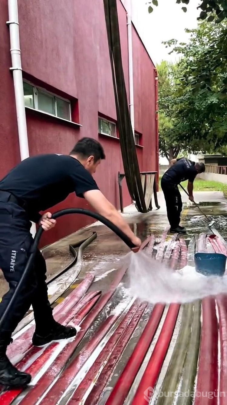 Bursa itfaiye ekibi yangının izlerini temizledi
