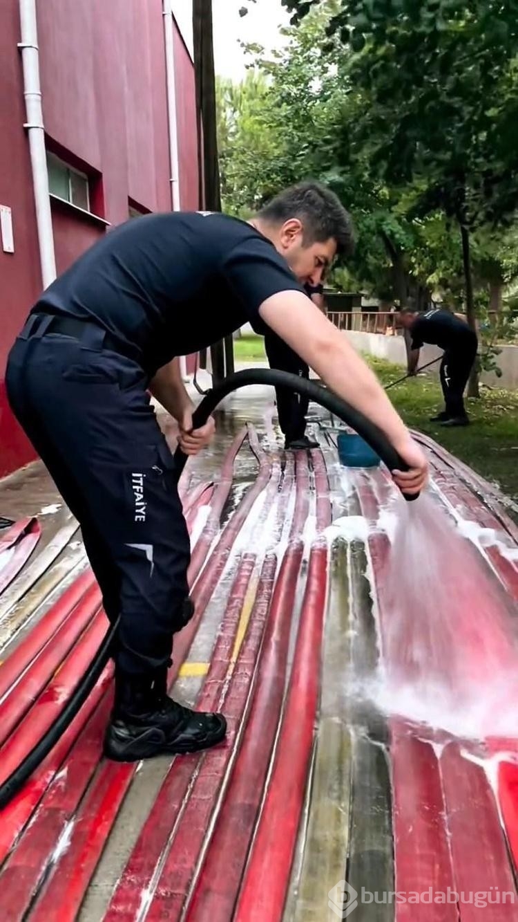 Bursa itfaiye ekibi yangının izlerini temizledi
