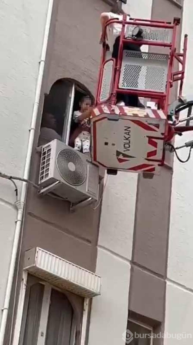 Adana'da apartman merdivenleri çöktü