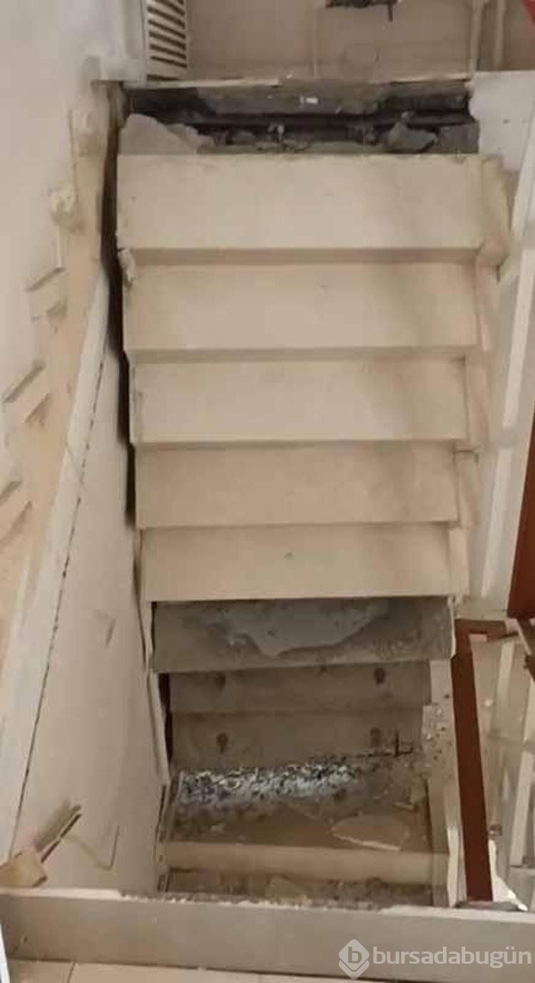 Adana'da apartman merdivenleri çöktü