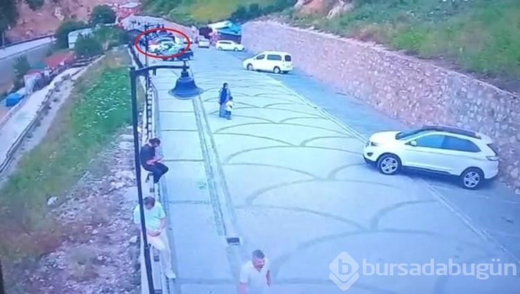 Park etmek için manevra yaparken yamaçtan yuvarlandı!
