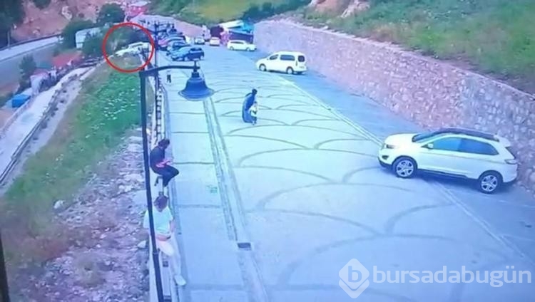 Park etmek için manevra yaparken yamaçtan yuvarlandı!