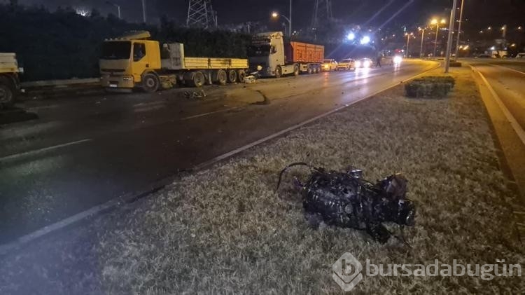 Park halindeki tırlara çarpan sürücü ve arkadaşı ağır yaralandı