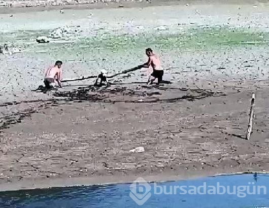 Bataklığa saplandılar yardımlarına itfaiye ekipleri yetişti