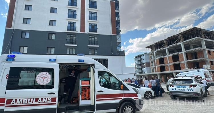 Eşini ve oğlunu boğdu! Kendini bıçakla yaraladı