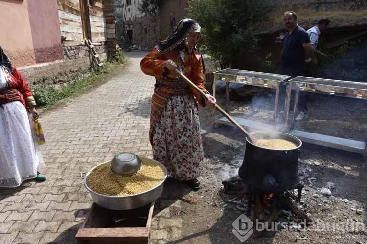 Köylüler hasat dönemini kutlamak için festival yaptılar
