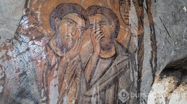 Duvarları tasvirli kayadan oyma kilise dikkat çekiyor