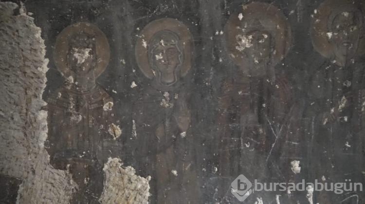 Duvarları tasvirli kayadan oyma kilise dikkat çekiyor