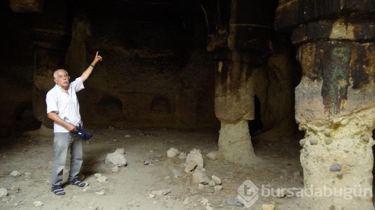 Duvarları tasvirli kayadan oyma kilise dikkat çekiyor