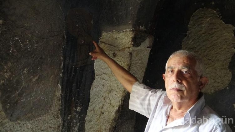 Duvarları tasvirli kayadan oyma kilise dikkat çekiyor
