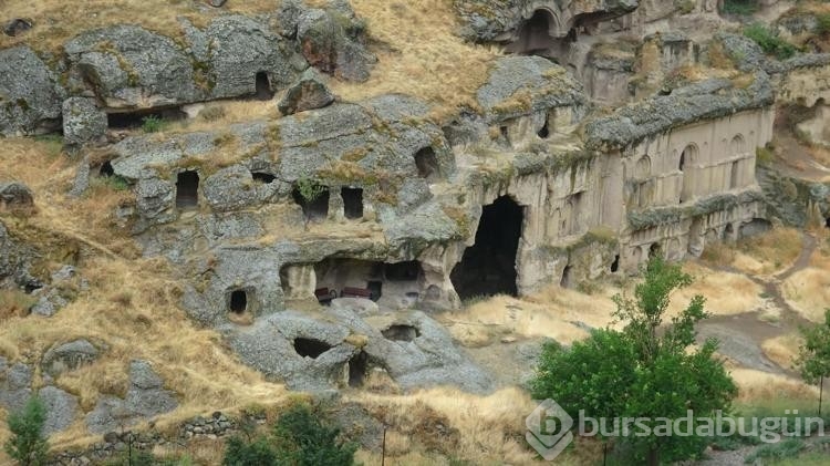 Duvarları tasvirli kayadan oyma kilise dikkat çekiyor