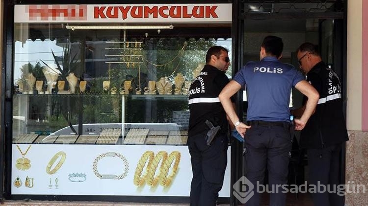 Bıçakla girdiği kuyumcudan büyük bir soygun yapıp çıktı!