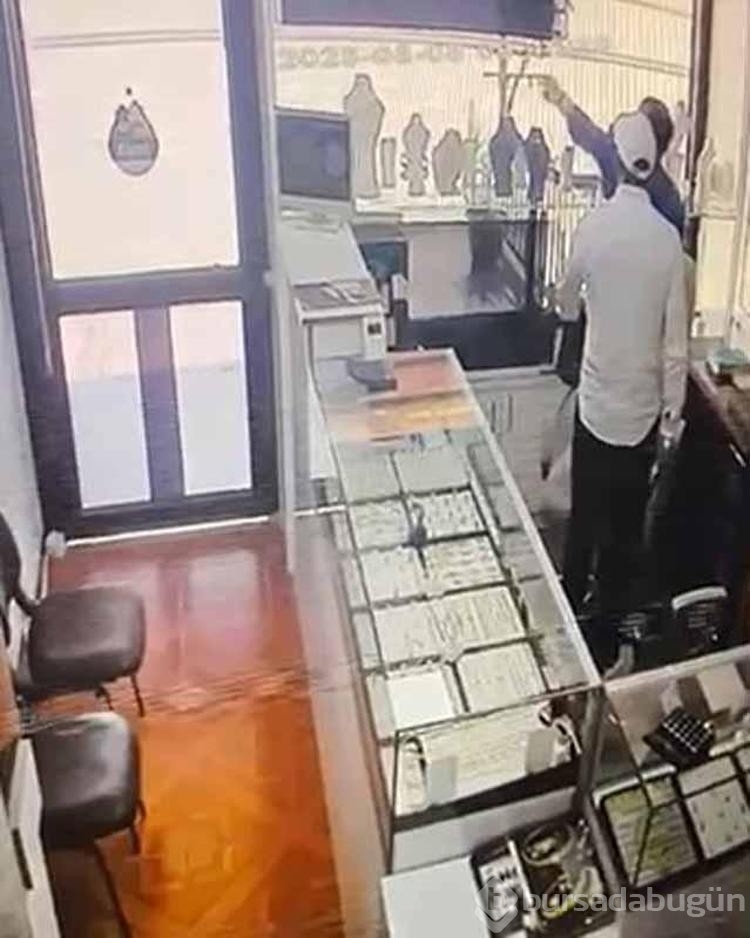 Bıçakla girdiği kuyumcudan büyük bir soygun yapıp çıktı!