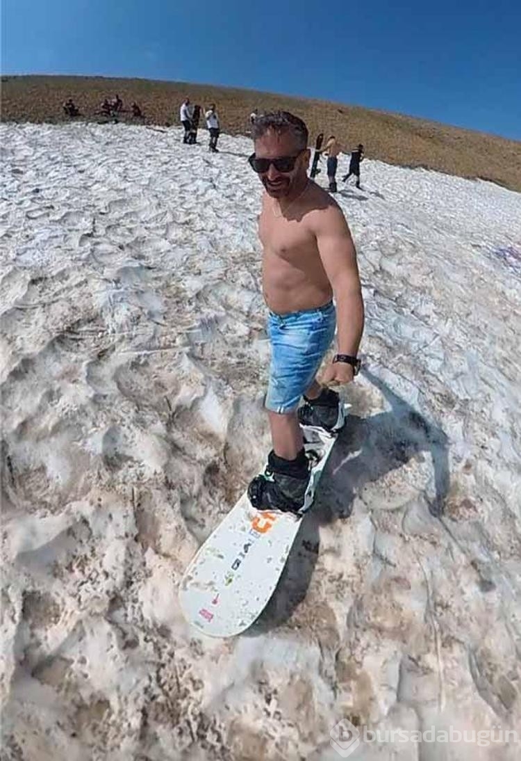 Ergan Dağı zirvesinde kayak yaptılar! Eriyen kar sularıyla serinlediler