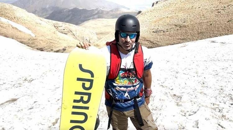 Ergan Dağı zirvesinde kayak yaptılar! Eriyen kar sularıyla serinlediler