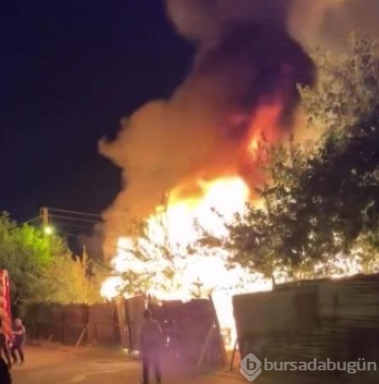 Sivas'ta nedeni bilinmeyen bir şekilde garajda yangın çıktı!