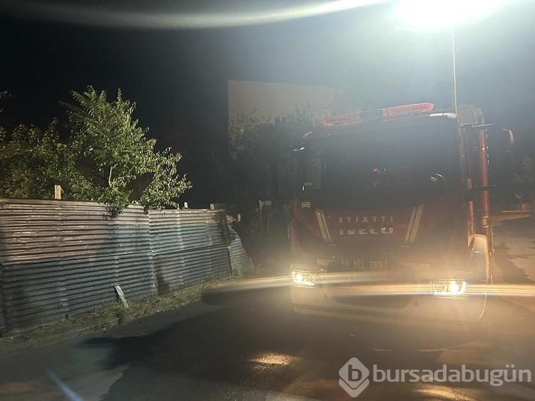 Sivas'ta nedeni bilinmeyen bir şekilde garajda yangın çıktı!