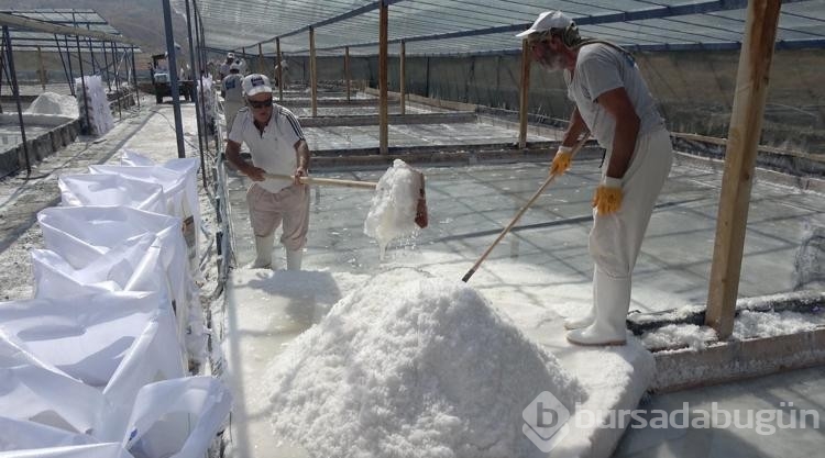 Sıcak havada asırlık geleneklerle tuz üretimi