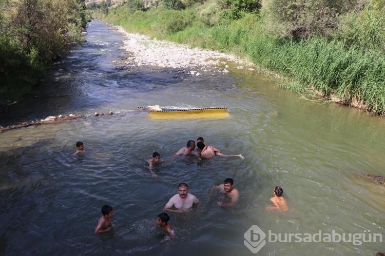 Sıcaktan bunalanlar Lehsor Çayı'nda serinliyor