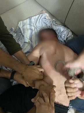 Kuyumcuyu bıçakla tehdit ederek bilezikleri alıp kaçtı