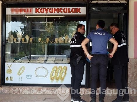 Kuyumcuyu bıçakla tehdit ederek bilezikleri alıp kaçtı