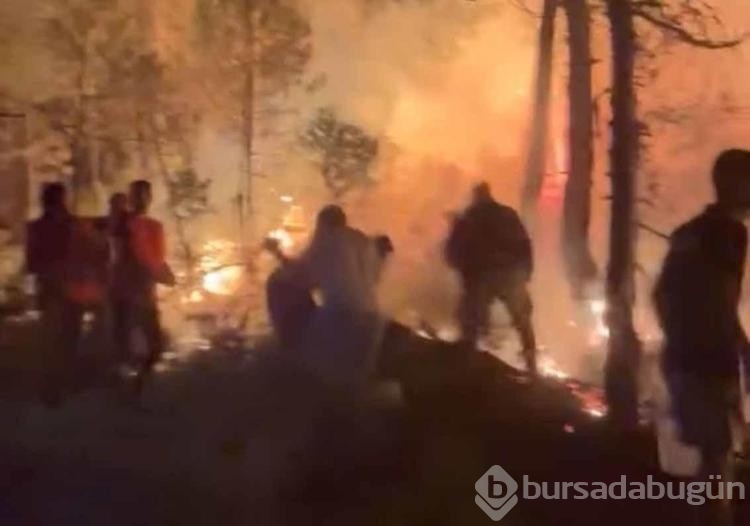 Yangında alevlerin arasında kalan 3 arkadaş o anları kayıp altına aldılar