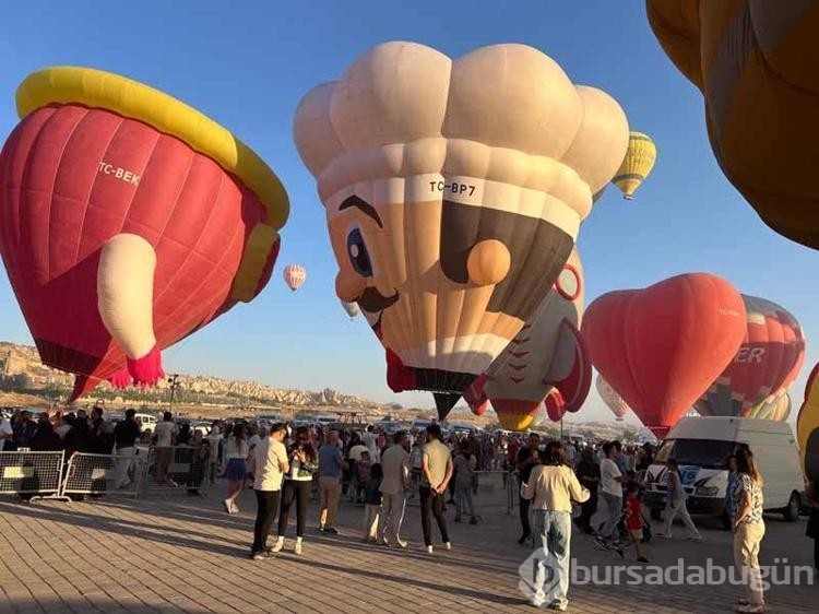 Kapadokya'da özel figürlü balonlar gökyüzünde görsel şölen oluşturdu