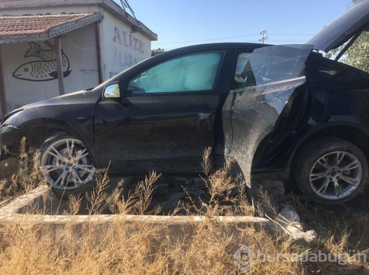 Düğünden dönen ailenin otomobili, TIR'a çarptı: Yaralılar var