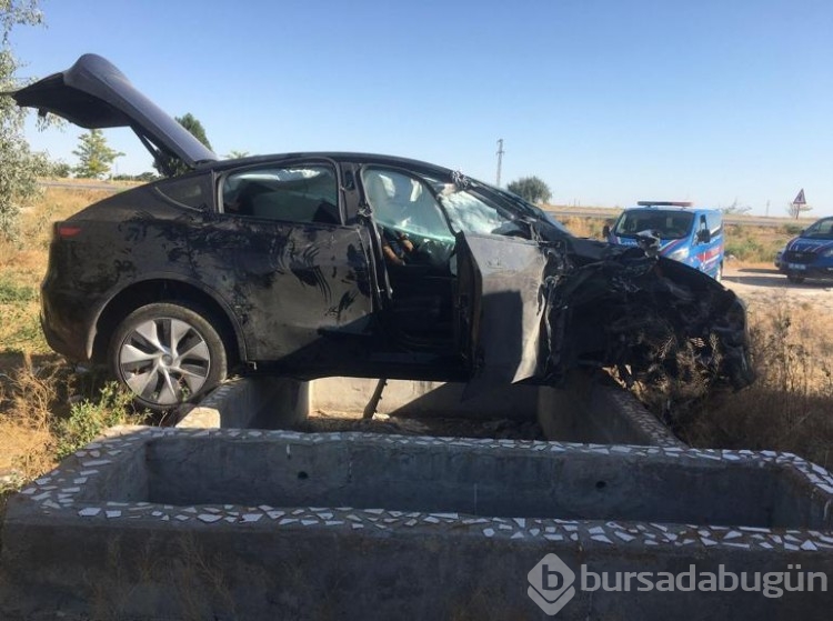 Düğünden dönen ailenin otomobili, TIR'a çarptı: Yaralılar var